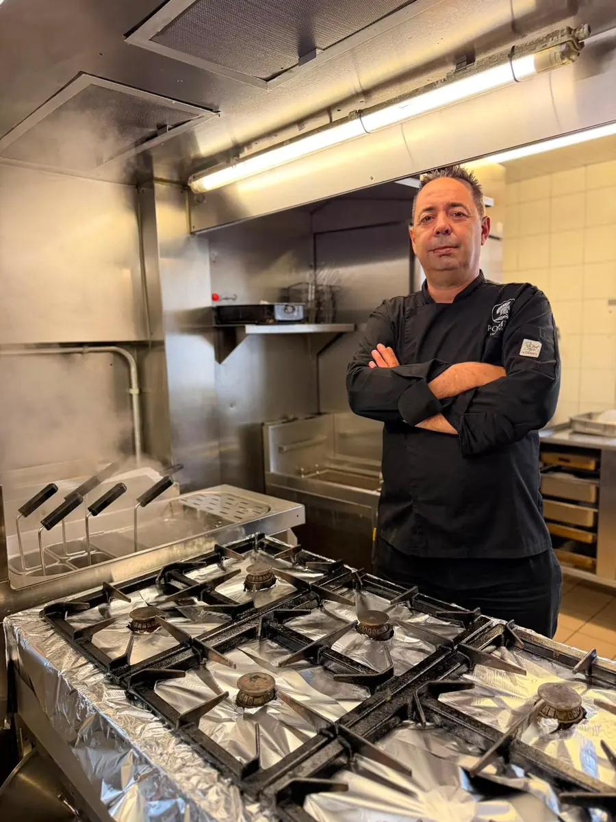 Armando, chef du restaurant Pompeii, devant les fourneaux de la cuisine à Vernayaz