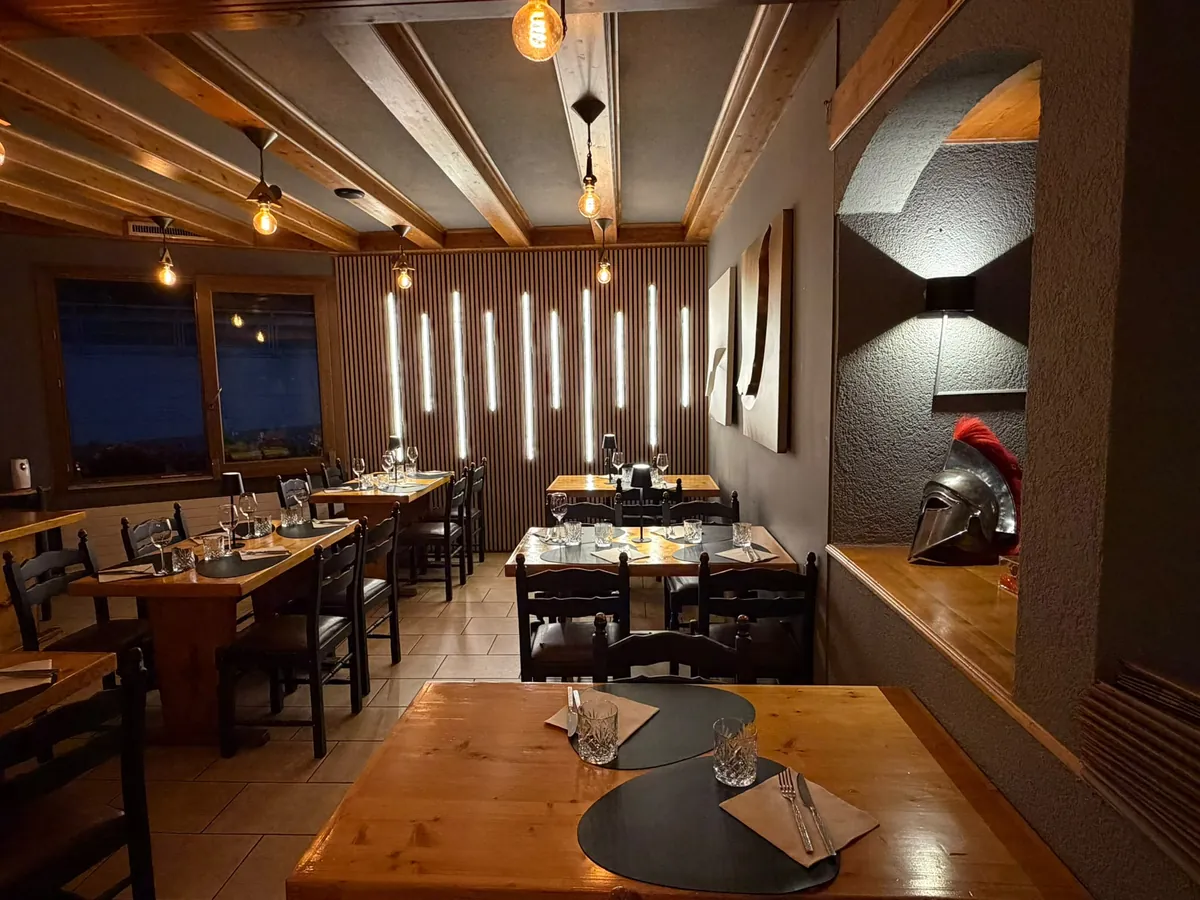 La salle du restaurant avec le casque spartiate